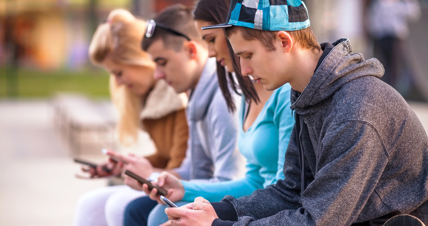 Estudiantes consultando universidades españolas en las redes sociales