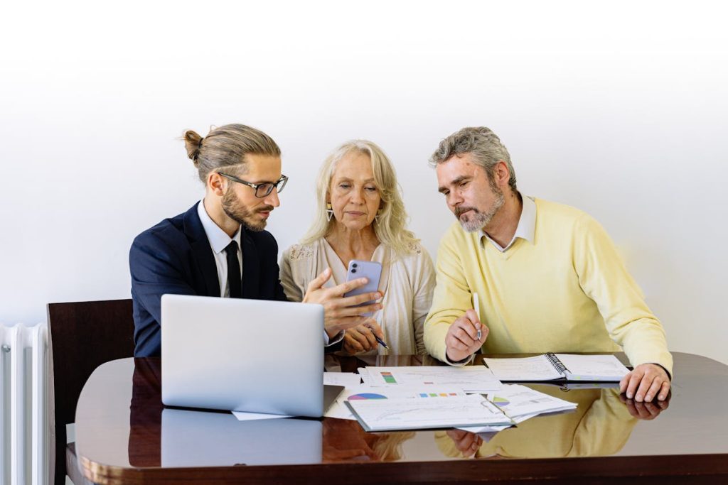 Asesor legal atendiendo a clientes