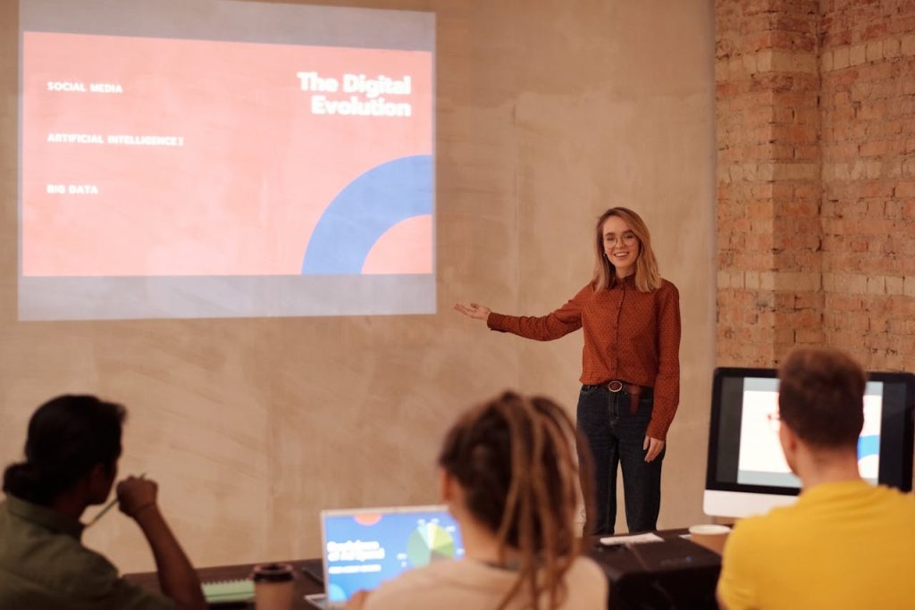 El desajuste horizontal se produce cuando las personas han tenido una formación en un área de conocimiento, pero su empleo se desarrolla en otra