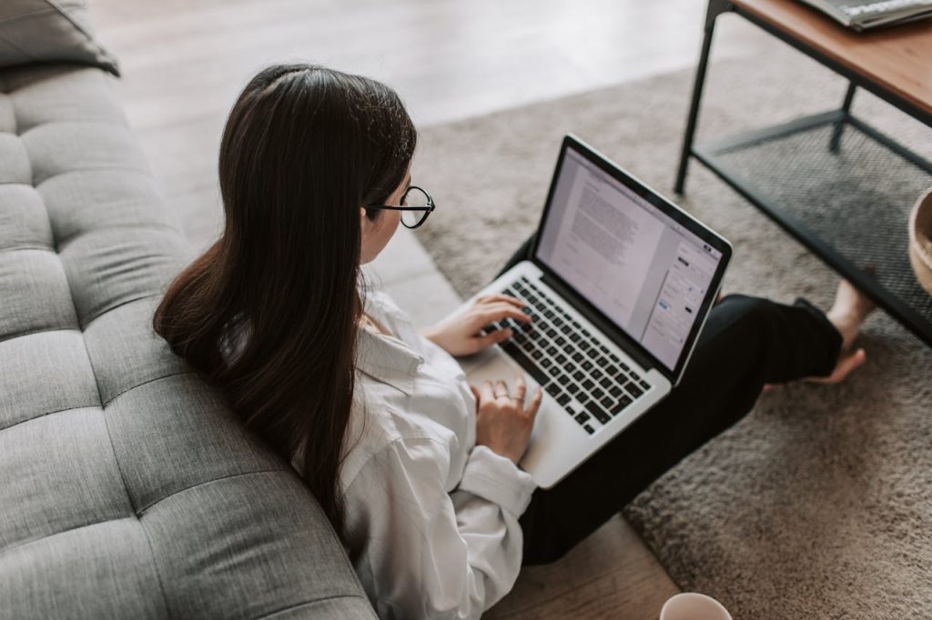 Estudiante revisando la documentación para solicitar las Becas Santander Tech