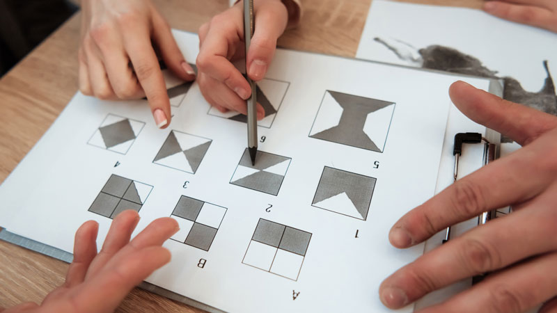 Estudiante haciendo un test psicotécnico para oposiciones