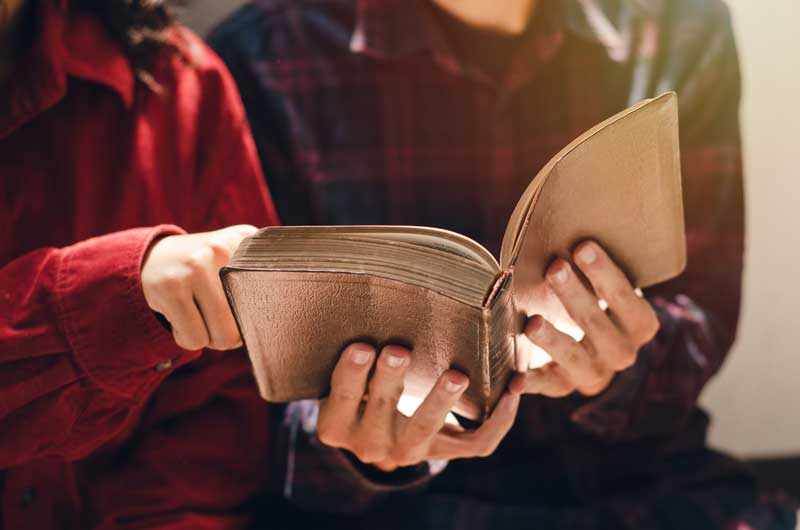 Estudiantes leyendo en voz alta