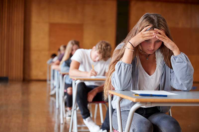 Estudiante concentrada en un examen de Selectividad