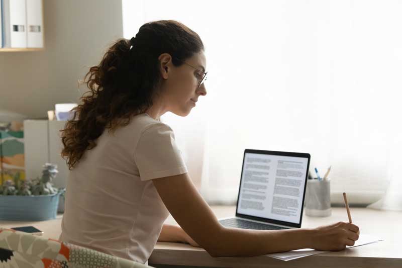 Estudiante preparándose para ser traductor jurado