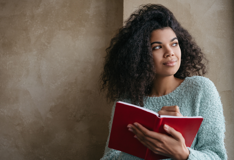 Estudiante que crea un plan para estudiar este curso