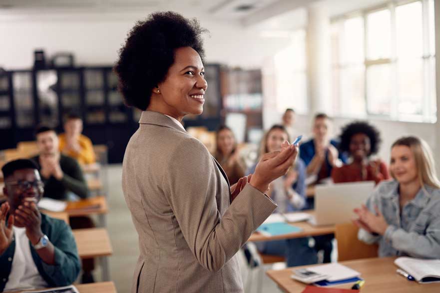 Profesora de personal de investigación universitario con contrato indefinido