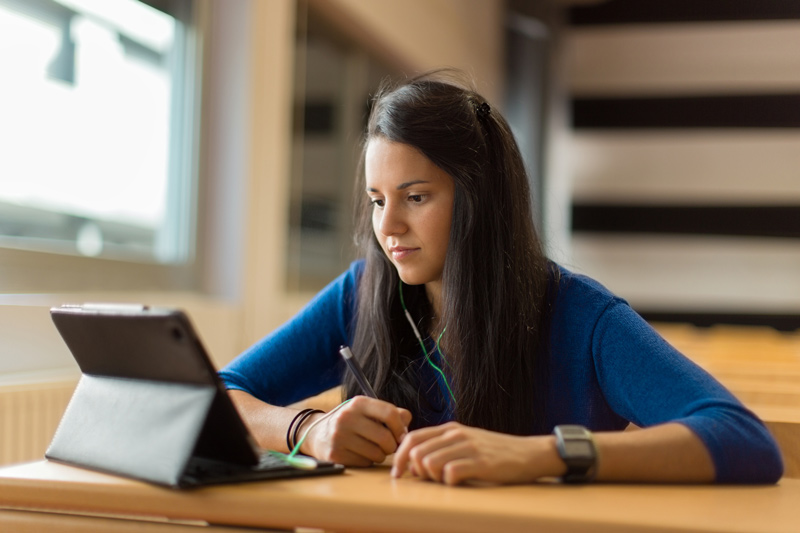 Estudiante utilizando una aplicación para tomar apuntes