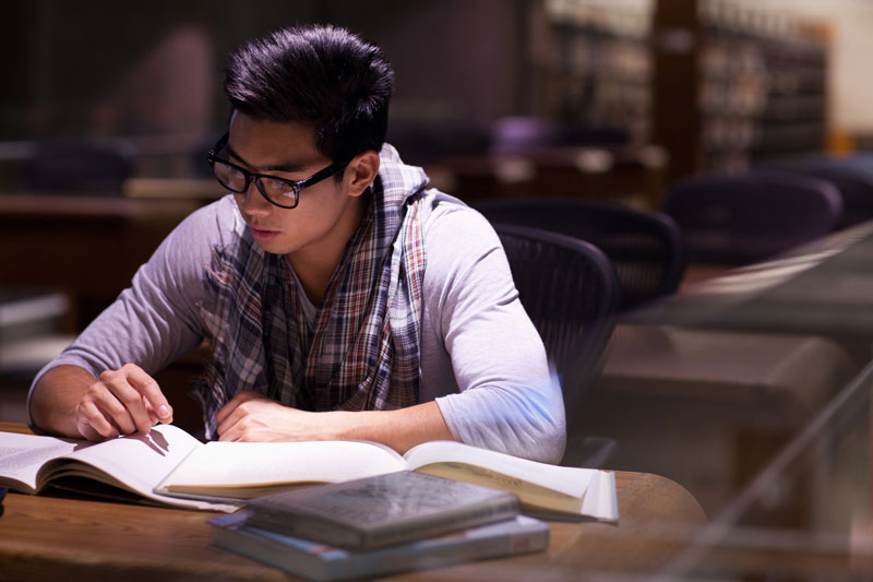 Estudiante de oposiciones elaborándose el temario