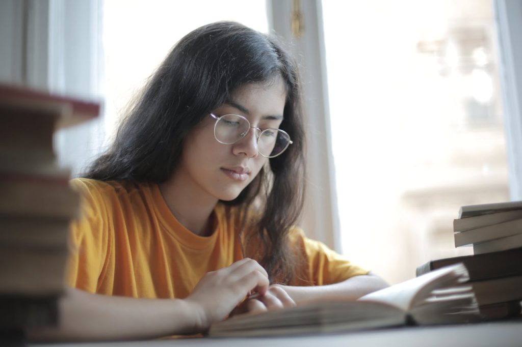 Estudiante siguiendo consejos prácticos para estudiar selectividad