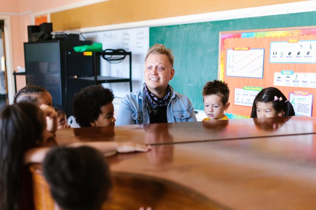 Profesor dando clase tras aprobar las oposiciones a magisterio musical