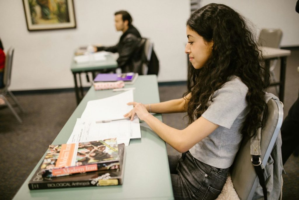 Chica estudiando para las oposiciones según el método Leitner