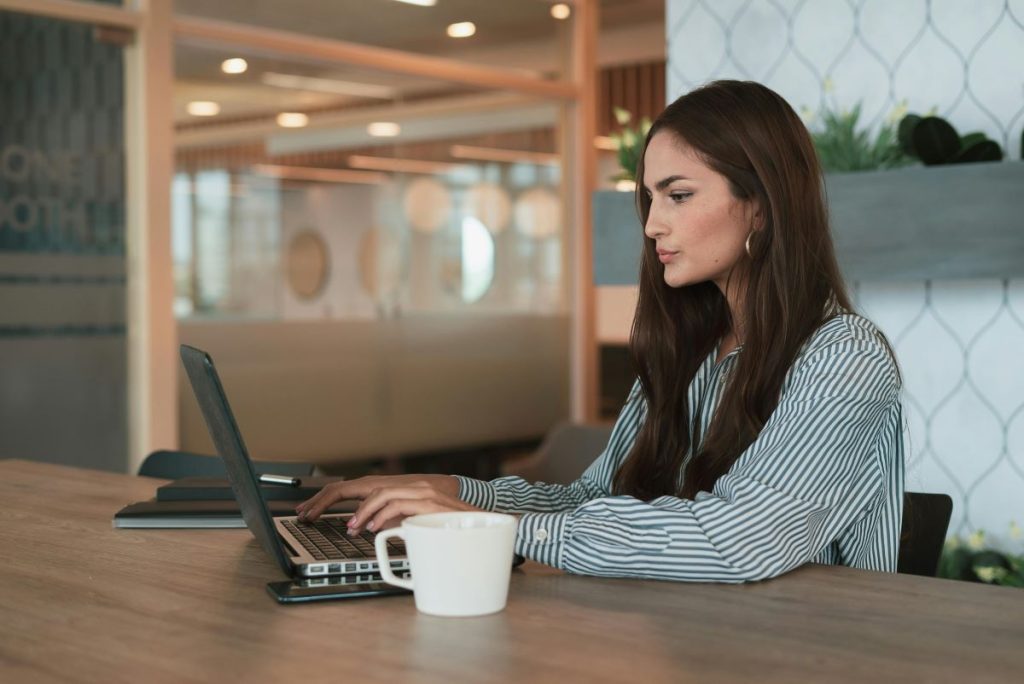 Mujer preparándose las oposiciones de Técnico en Gestión de Empleo