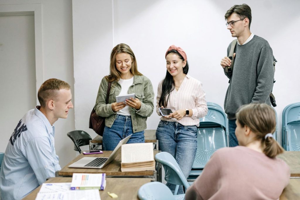 Alumnos del doble grado en matemáticas y física conversando entre clases