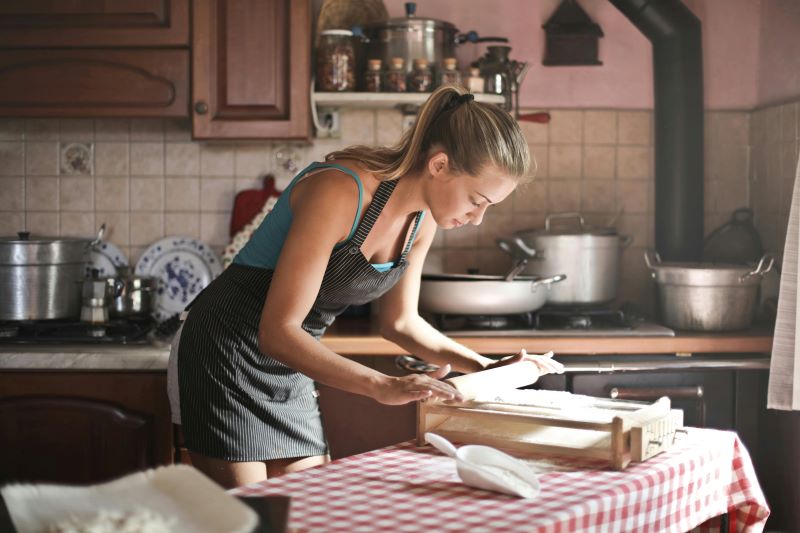 Estudiante del FP en Cocina y Restauración practicando