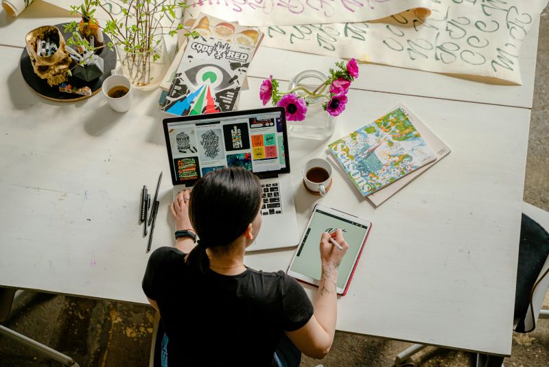 Estudiante del Grado en Publicidad y Marketing realizando un trabajo