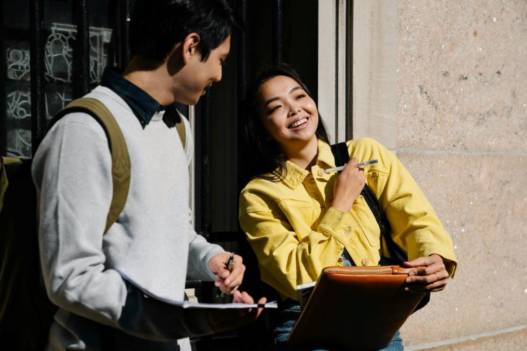 Estudiantes conversando acerca de los beneficios de los Grados Abiertos