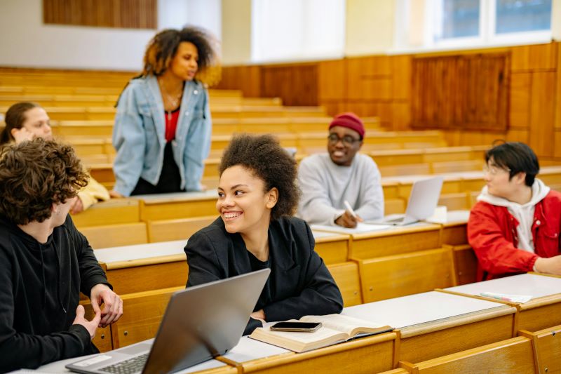 Estudiantes de interpretación hablando acerca de las Becas de la UE