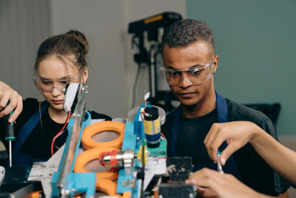 Estudiantes de robótica y mecatrónica realizando un proyecto