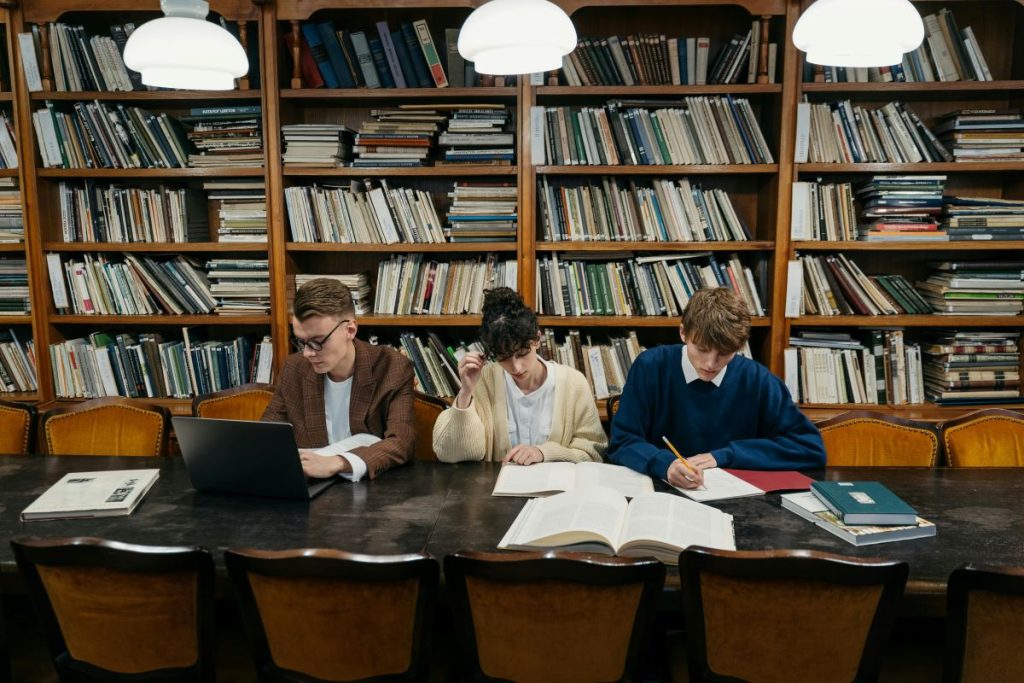 Estudiantes preparándose para aplicar a las Becas de la UE