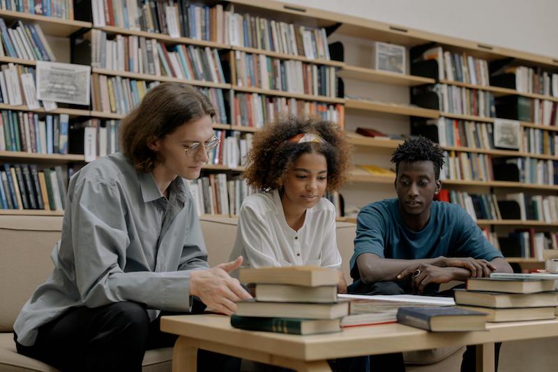 Estudiantes preparándose para las becas korea foundation