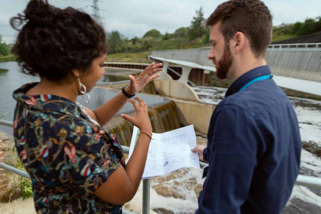 Ingenieros del Grado en Recursos Hídricos revisando una instalación