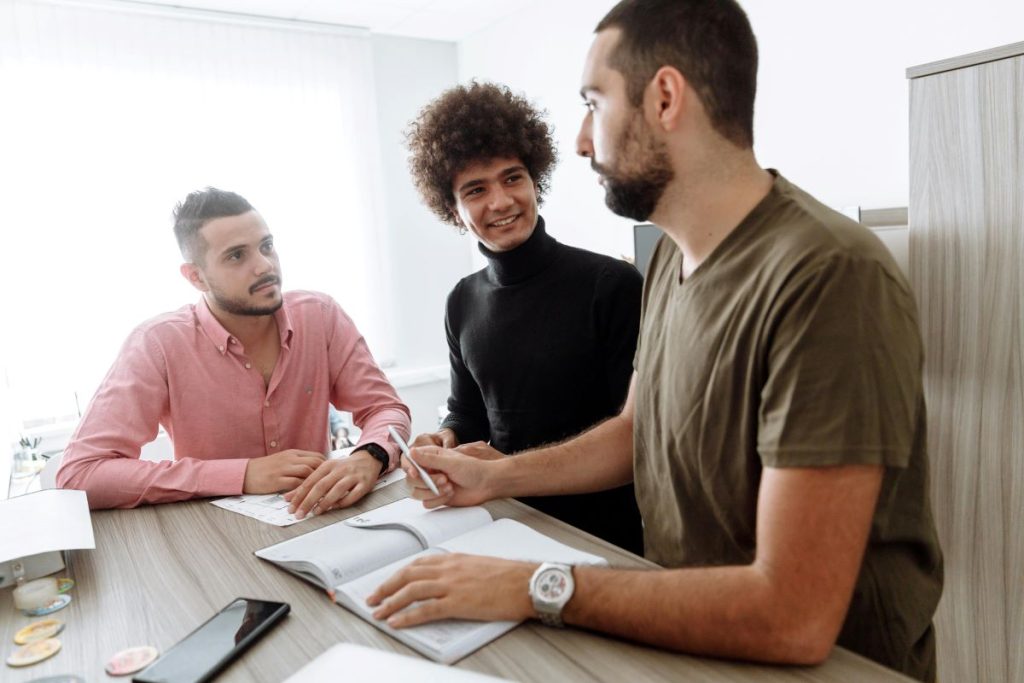 Mediador laboral tratando de encontrar soluciones a conflictos