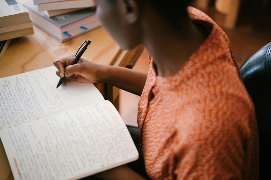 Opositora aprendiendo cómo estudiar temarios de oposiciones