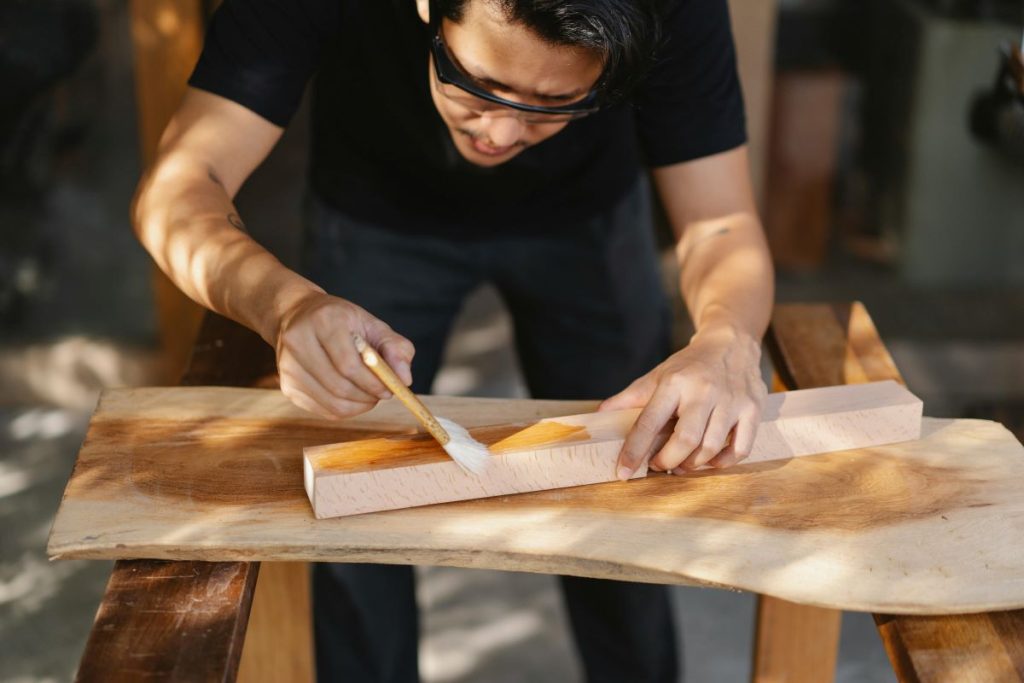 Profesional trabajando de carpintero tras realizar una FP en carpintería y mueble