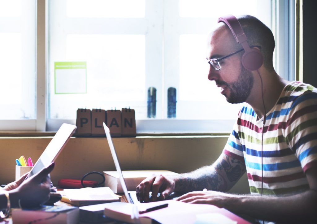 Profesional formándose a través de cursos universitarios especializados en un área de trabajo