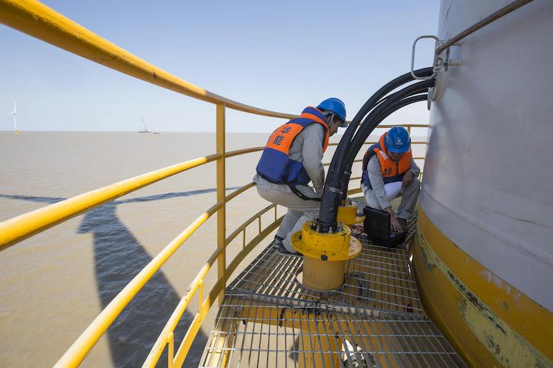 Trabajadores del Grado en Recursos Hídricos revisando una instalación