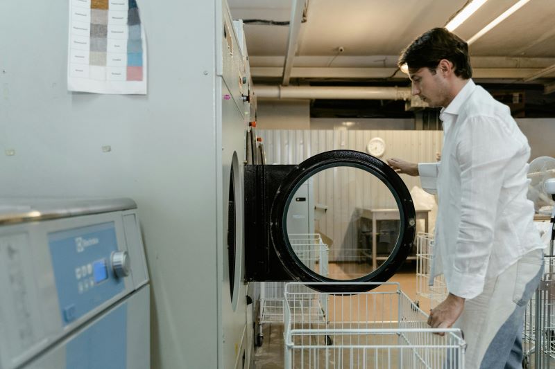 Empleado graduado en el Grado Básico en Alojamiento trabajando en la lavandería