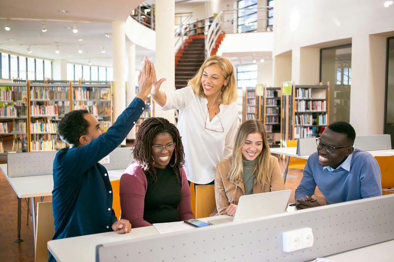 Estudiantes aprendiendo cómo usar el método Cornell en oposiciones