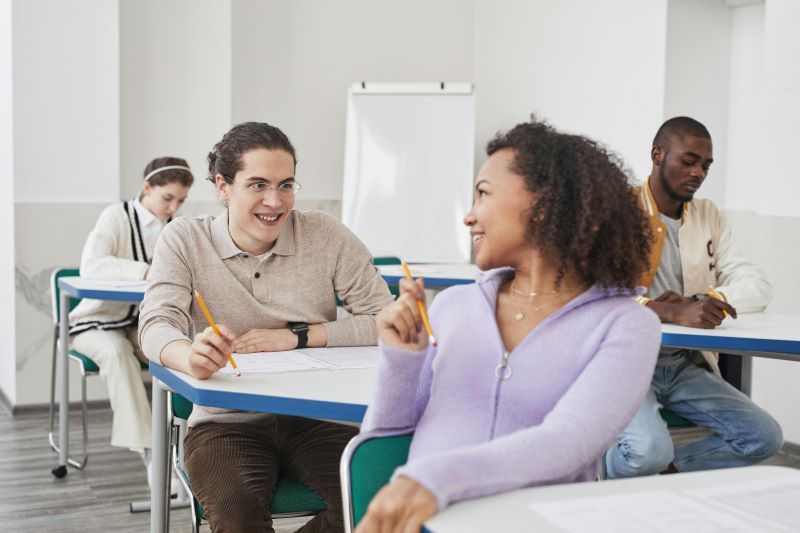 Estudiantes conversando acerca de los requisitos para estudiar Bachillerato internacional