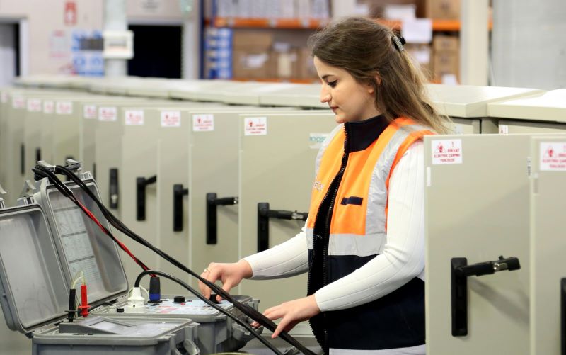 Graduada en GB en instalaciones electrotécnicas realizando una comprobación