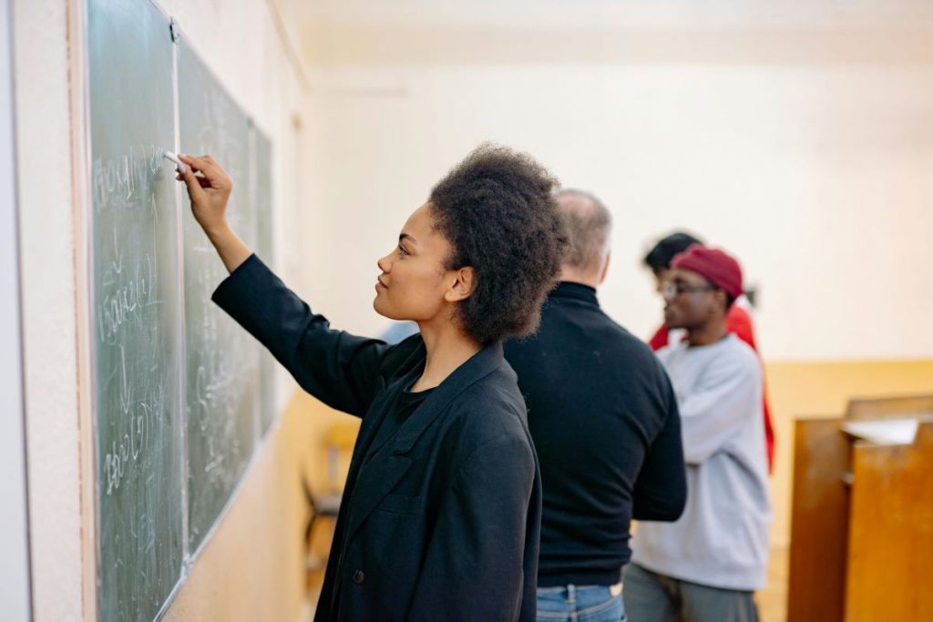 Joven llevando a cabo su estancia para estudiar Bachillerato internacional