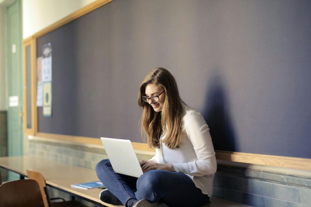 Estudiante aprendiendo el método PLaSMaRÁ para oposiciones