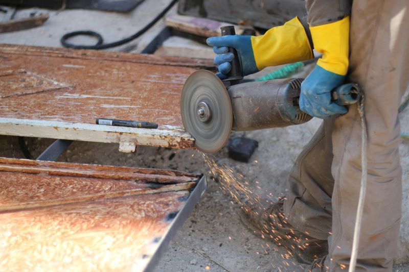 Estudiante de FP Básica en Fabricación de Elementos Metálicos cortando una pieza