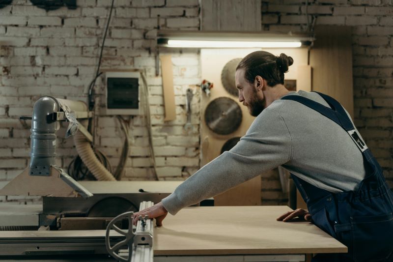 Graduado del Grado Básico de FP en Fabricación y Montaje trabajando en un taller