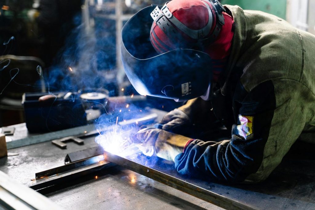 Profesional del FP en Fabricación de Elementos Metálicos soldando una pieza