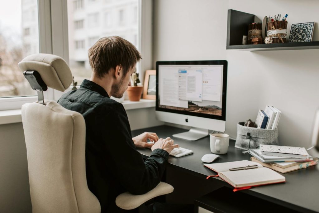 Alumno de Másteres de FP en contenidos digitales aprendiendo técnicas de redacción