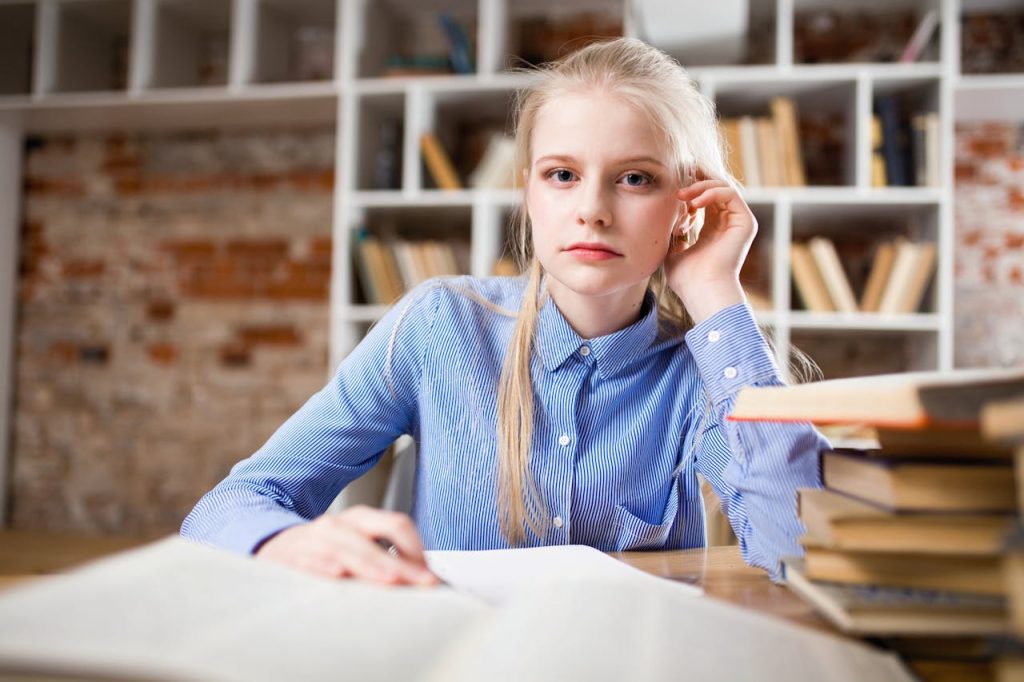 Estudiante analizando las claves para elegir un MBA