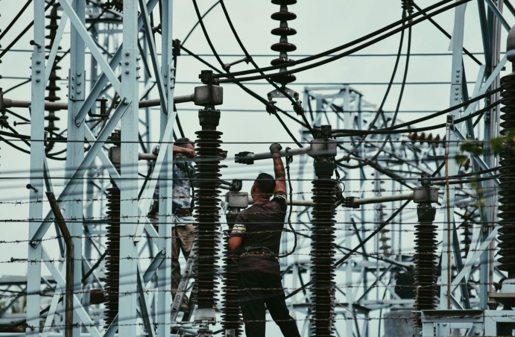 Los títulos de FP en electricidad y electrónica forman a profesionales en el mantenimiento de estas instalaciones