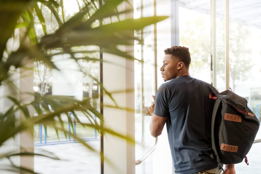 Estudiante de oposiciones mientras trabaja a tiempo completo