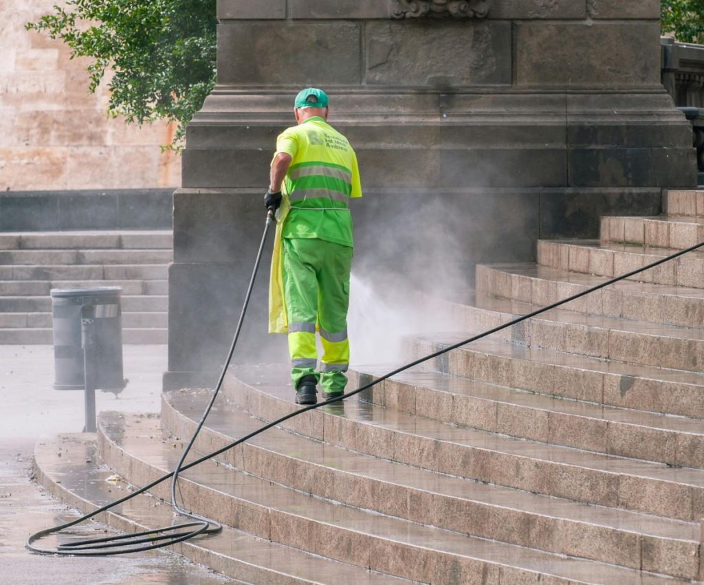 Profesional de limpieza de edificios realizando un saneamiento