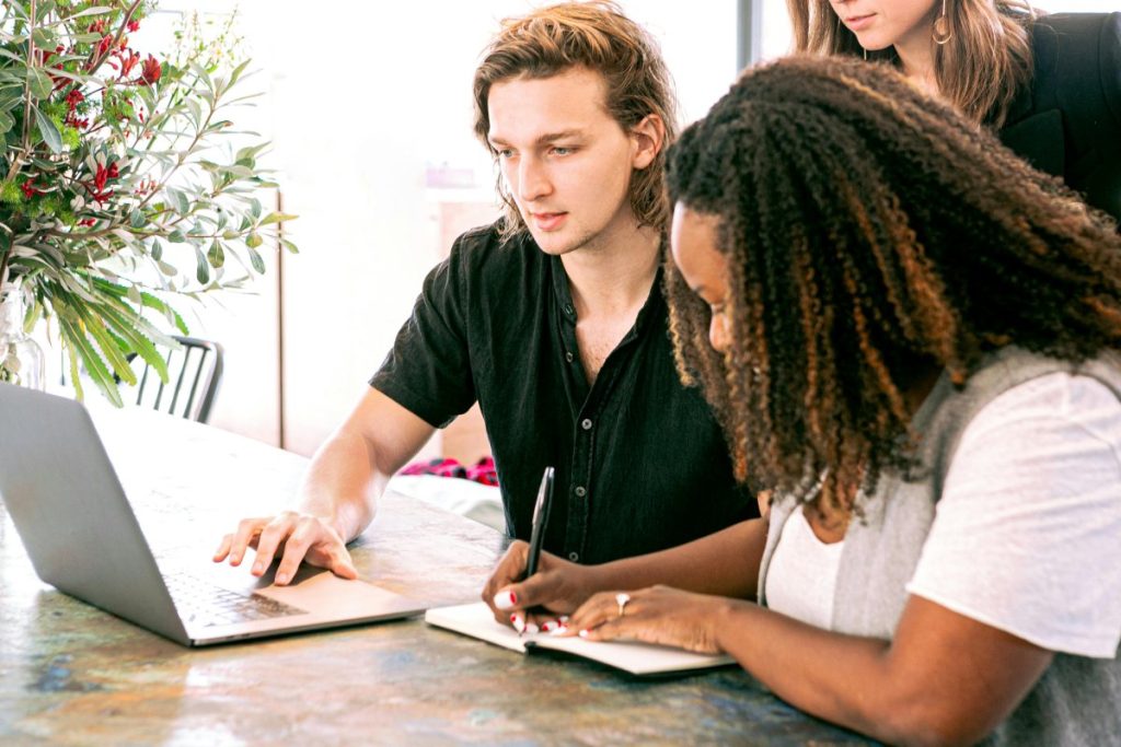 Estudiantes realizando un Test MBTI de personalidad