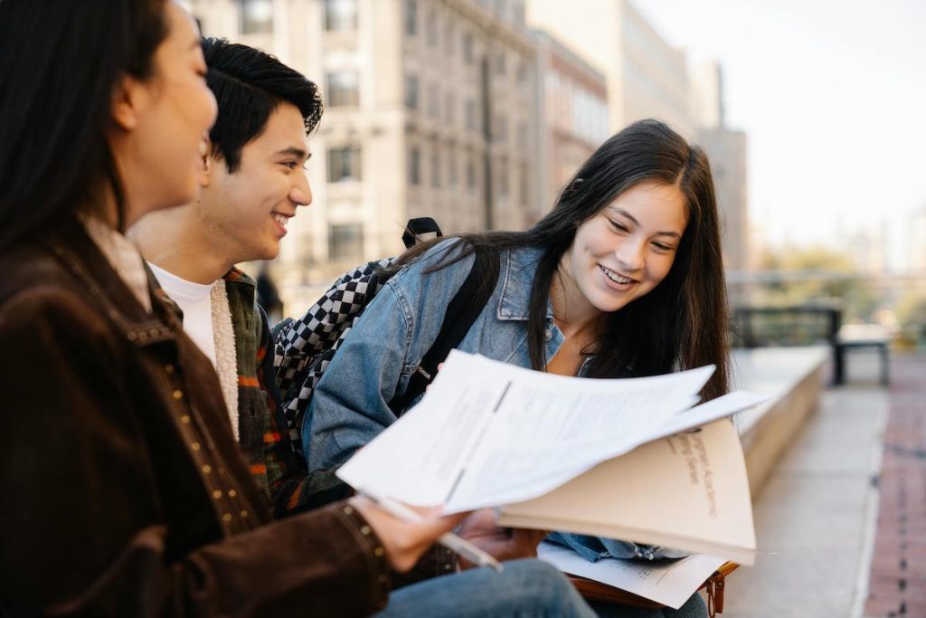 Estudiantes debatiendo mitos y realidades de las técnicas de estudio