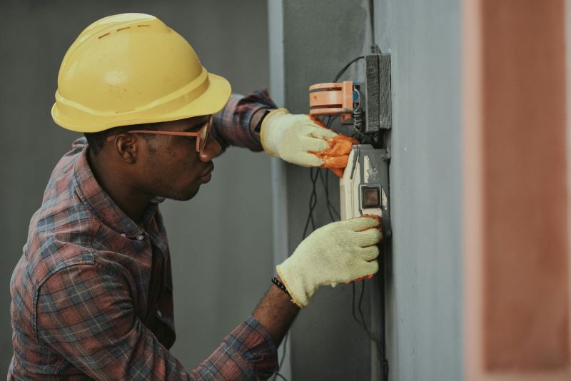 Electricista de mantenimiento realizando una reparación