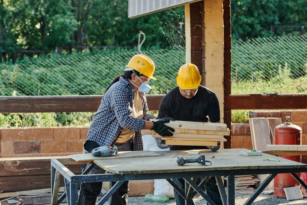 Técnico en Procesado y Transformación de la Madera realizando un proyecto