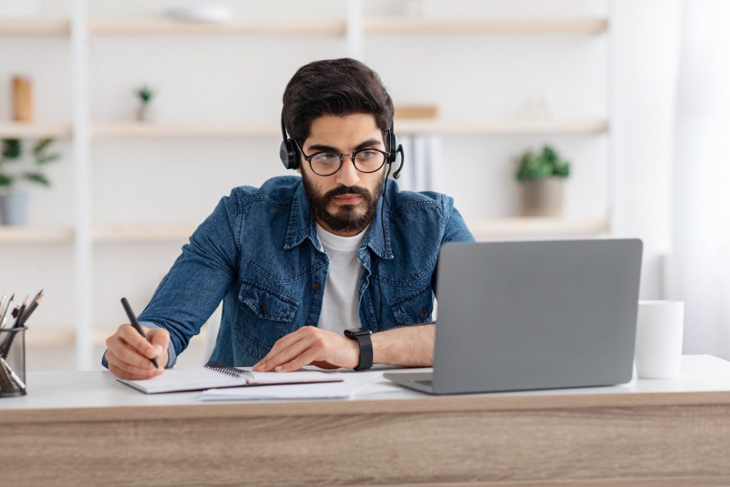 Estudiante aplicando a las Becas Fundación Ramón Areces