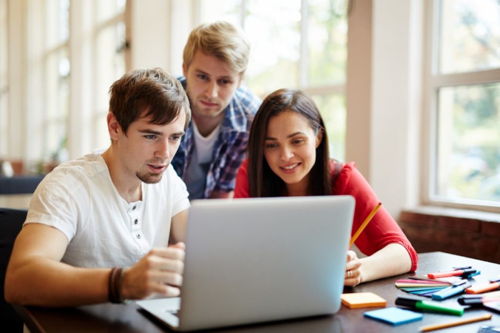 Estudiantes revisando los requisitos de las Becas MEC 2025